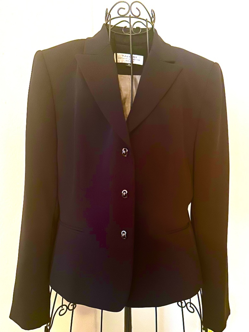 Tahari Beautiful classy fitted business jacket, black, size 8P